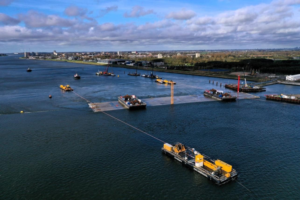 Maasdeltatunnel Project - Winches on barges
