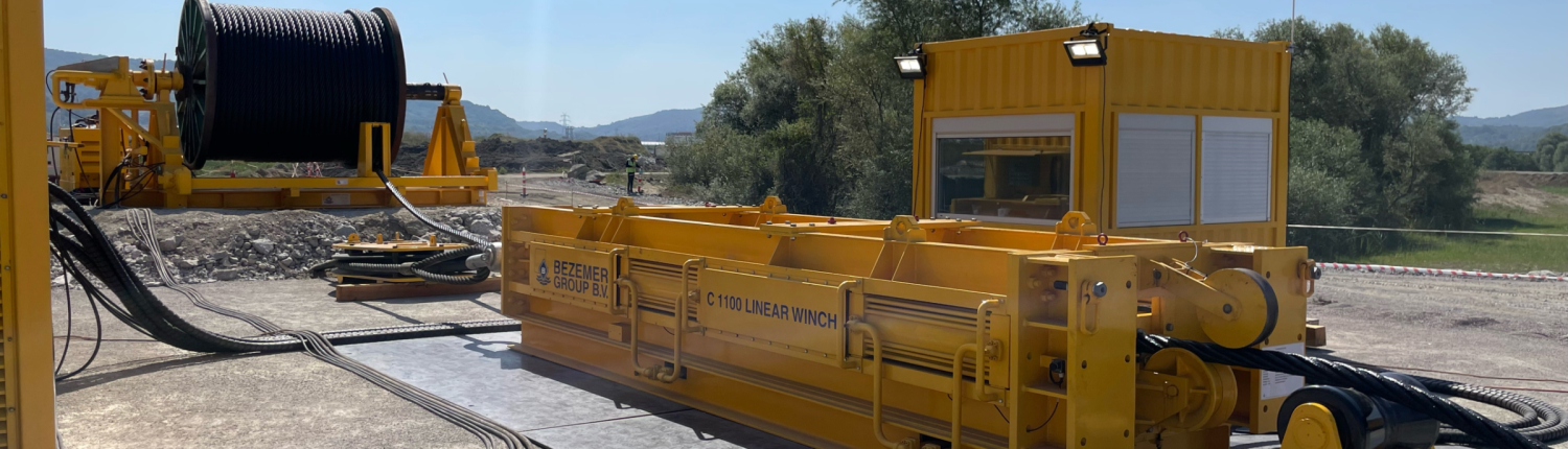Side view Bezemer C1100 Linear winch with rollers and storage winch with level wind